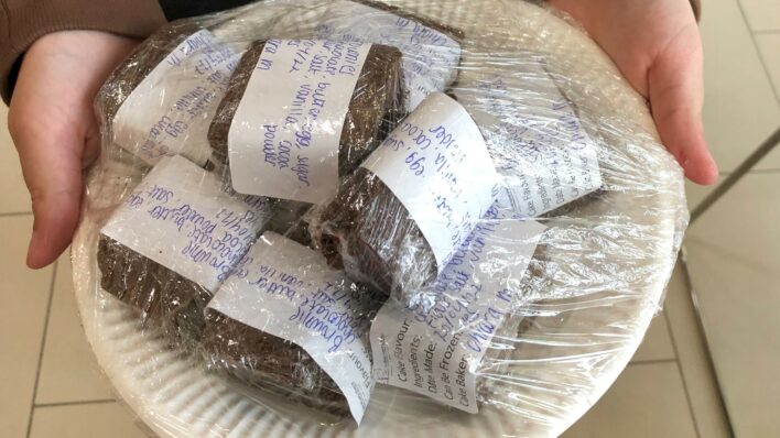 a plate of brownies