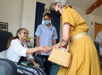 duchess shakes hand of patient Jane